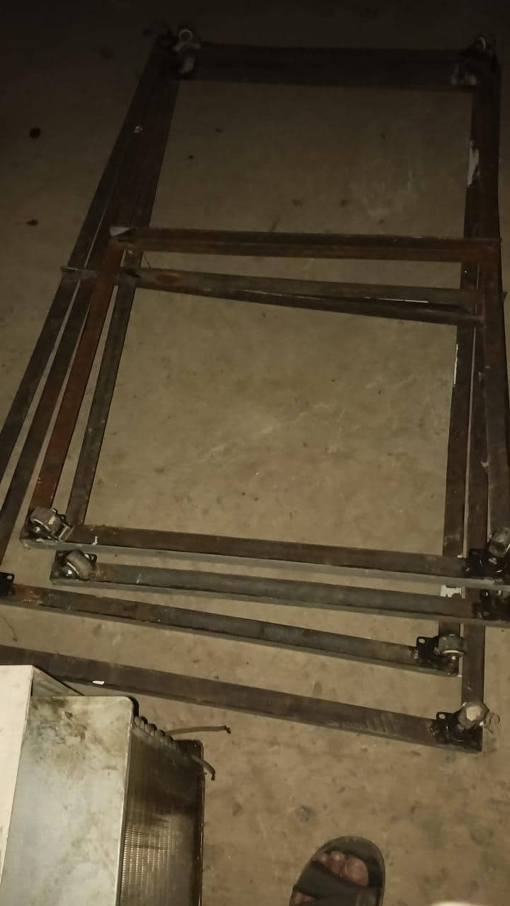 آٹھ عدد لوہے کی بڑی پیٹیاں۔اور لوہے کے سٹینڈ 7