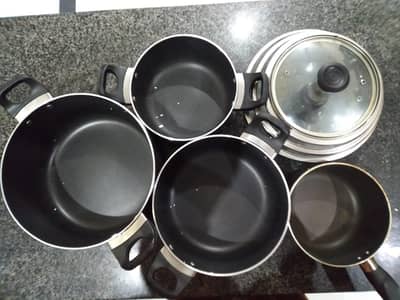 ​Non-Stick Cookware Set (4 Pots with Lids) - Excellent Condition