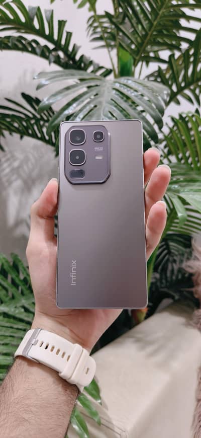 Note 50 10/10 with box and charger