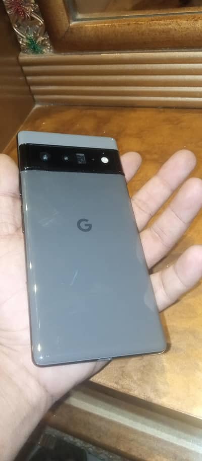 I am selling my pixel  6pro. penal  change+dot condition 10/6