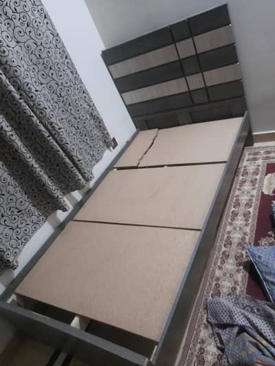 Sigle bed Aur Almari  9/10 condition