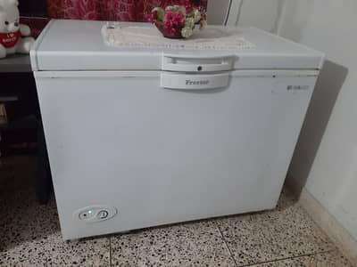 Waves deep freezer in excellent condition