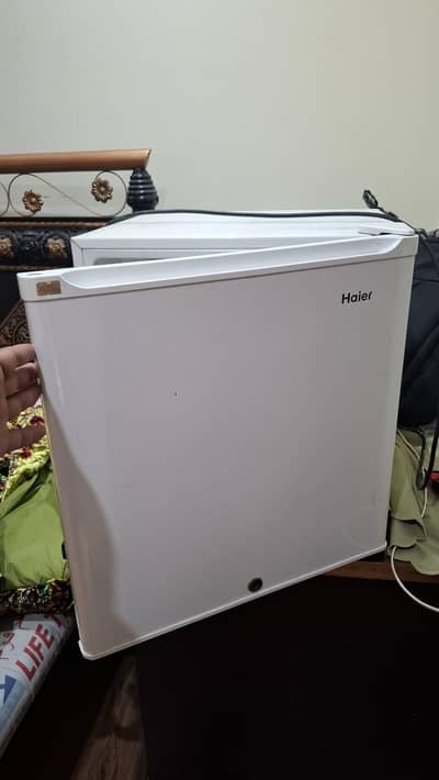 mini fridge 1 door in best condition