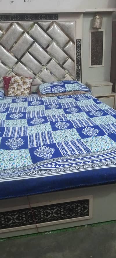 1 master bed with light or seti bhe hai bed k saathde table with light