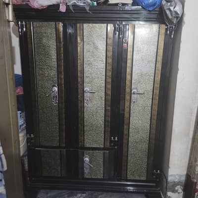Almari metal 3 doors with locks and inner small safe