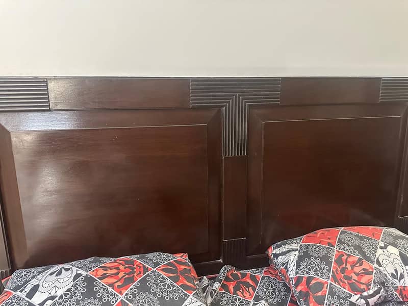 King size bed 0