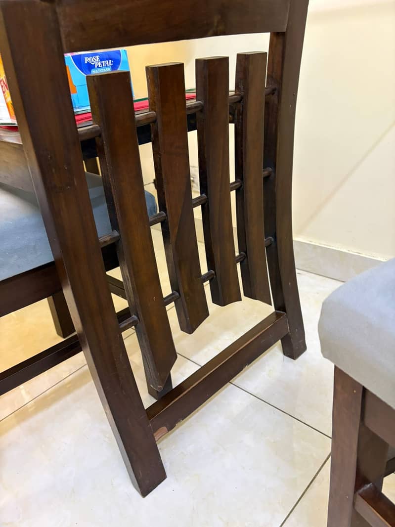 Dining table with 6 Chairs 1