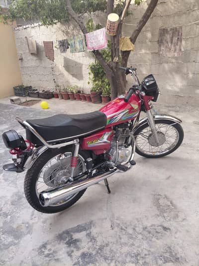 honda 125 model 2023 total geneiun 10/10 condition & all body parts