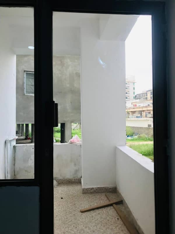 2 Bed Flat 1st Floor E11/4 5