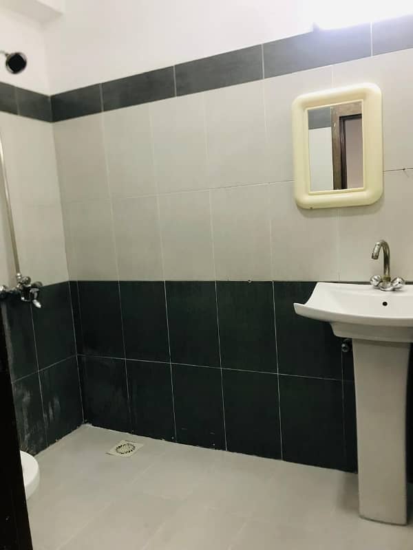 2 Bed Flat 1st Floor E11/4 12