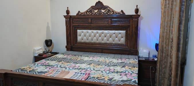 chinniot Queen size bed set with dressing table.