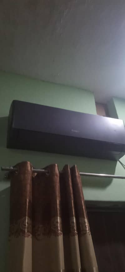 Gree inverter 1.5 ton like new