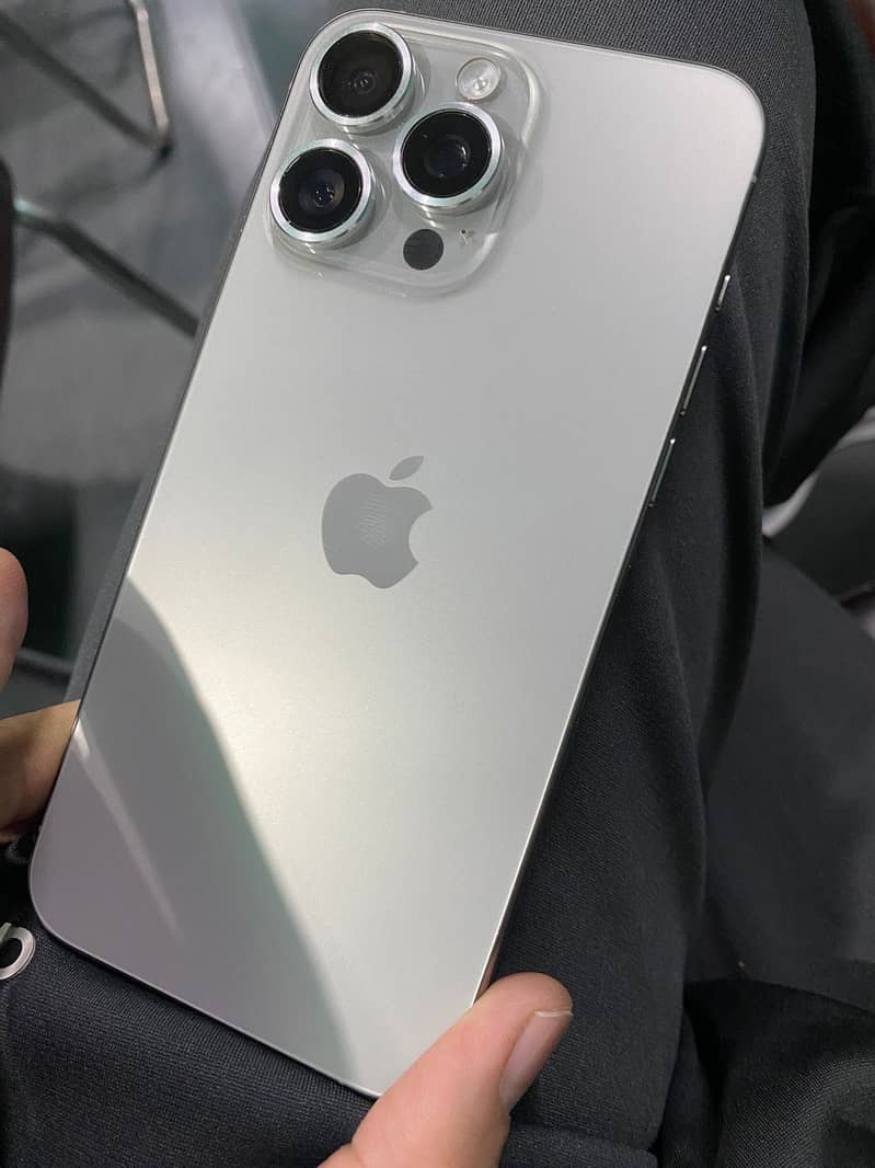 iPhone 15 pro max 8