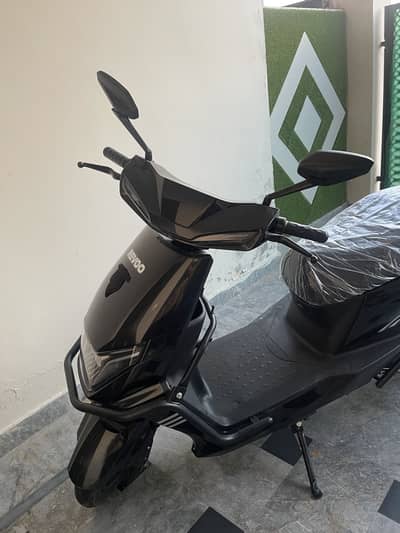 Revoo C32 Scooty – Titanium Black – 90KM Range – Excellent Condition