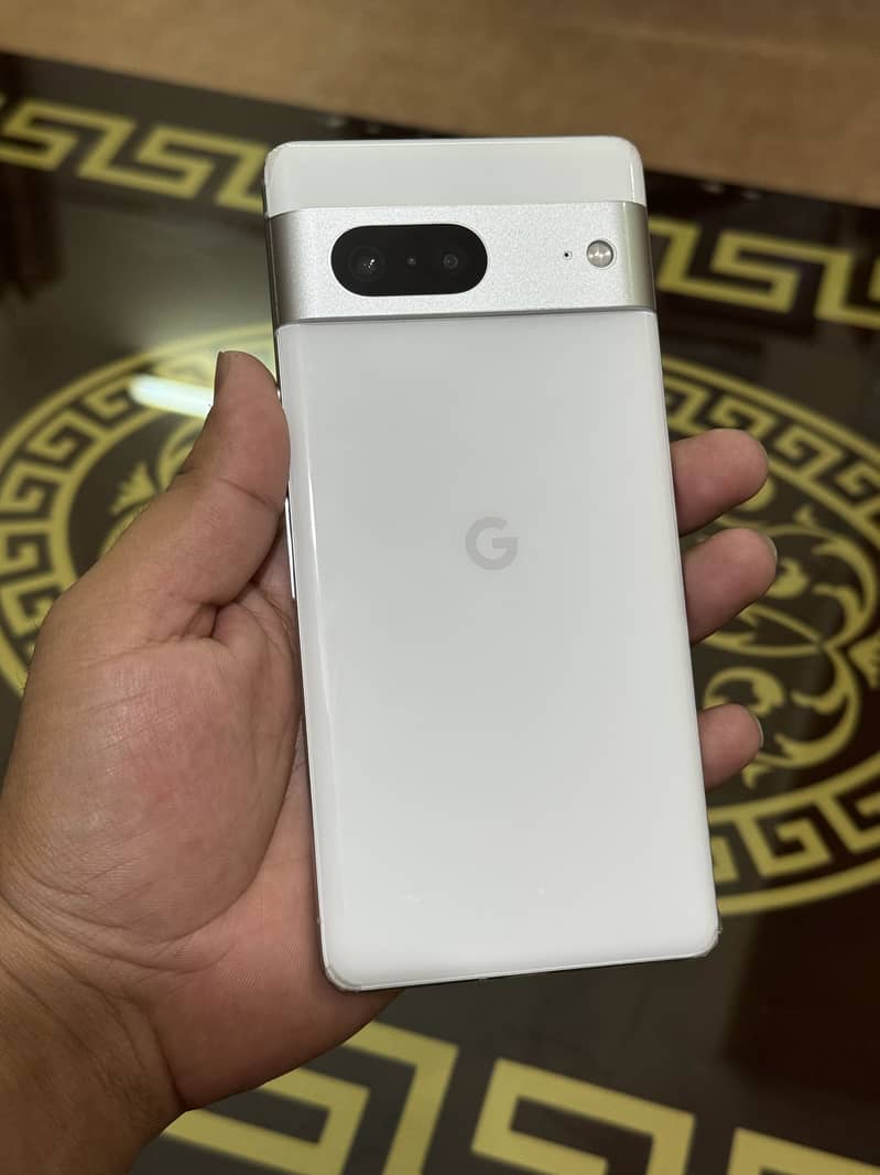 Google Pixel 7 with 30 watt original charger 0