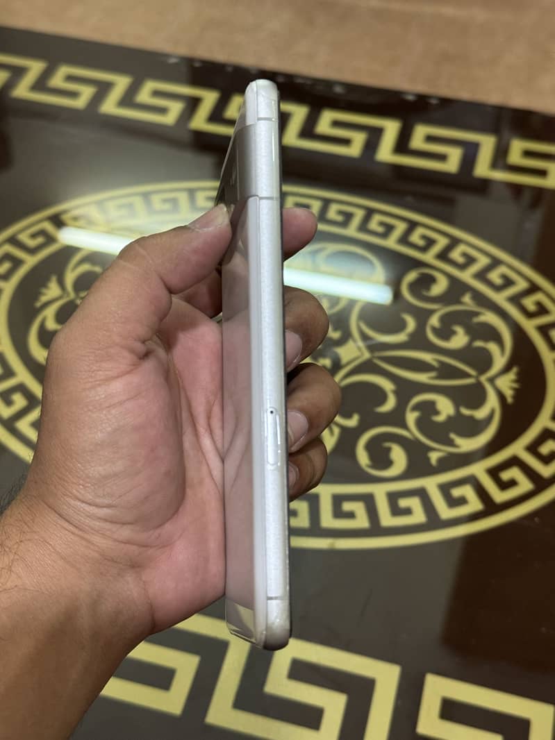 Google Pixel 7 with 30 watt original charger 4