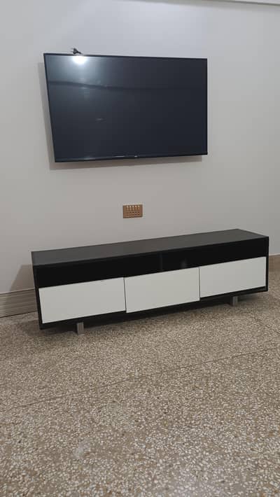 TV/LED Console 5 feet, 60 inches, excellent condition