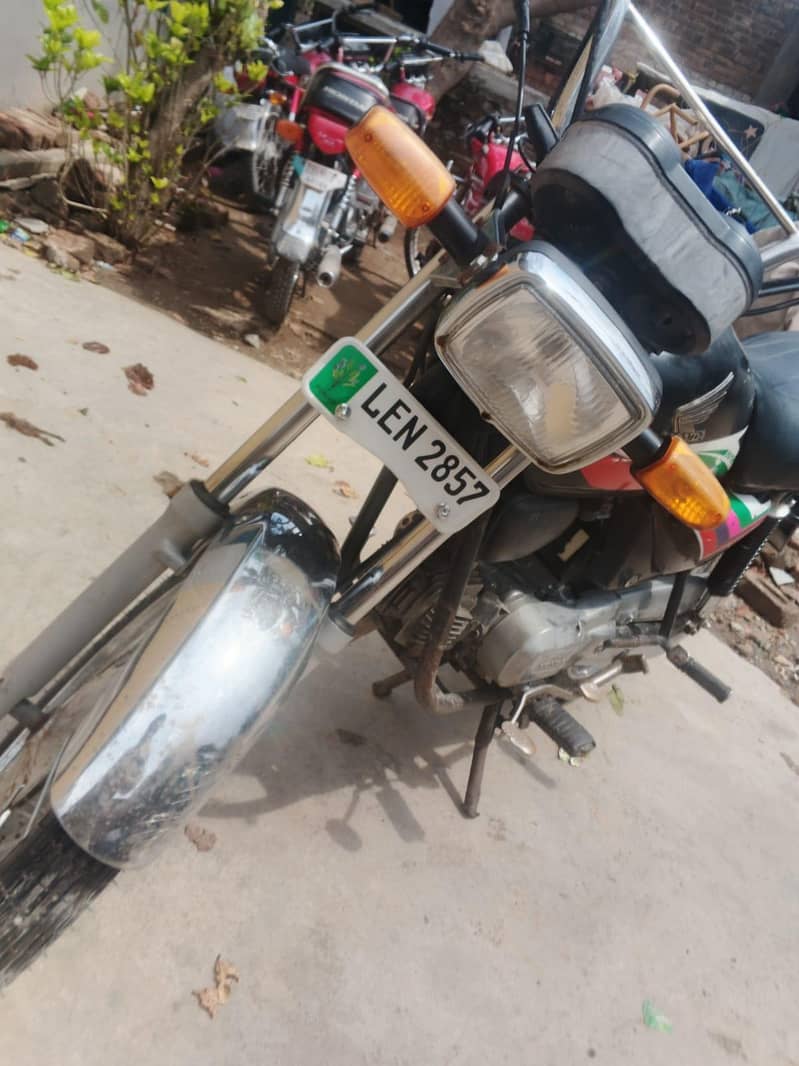 ہونڈا 100  لاہور نمبر ڈاکومنٹ س کلیئر بالکل اوکے بائک میں کوئی کام 0