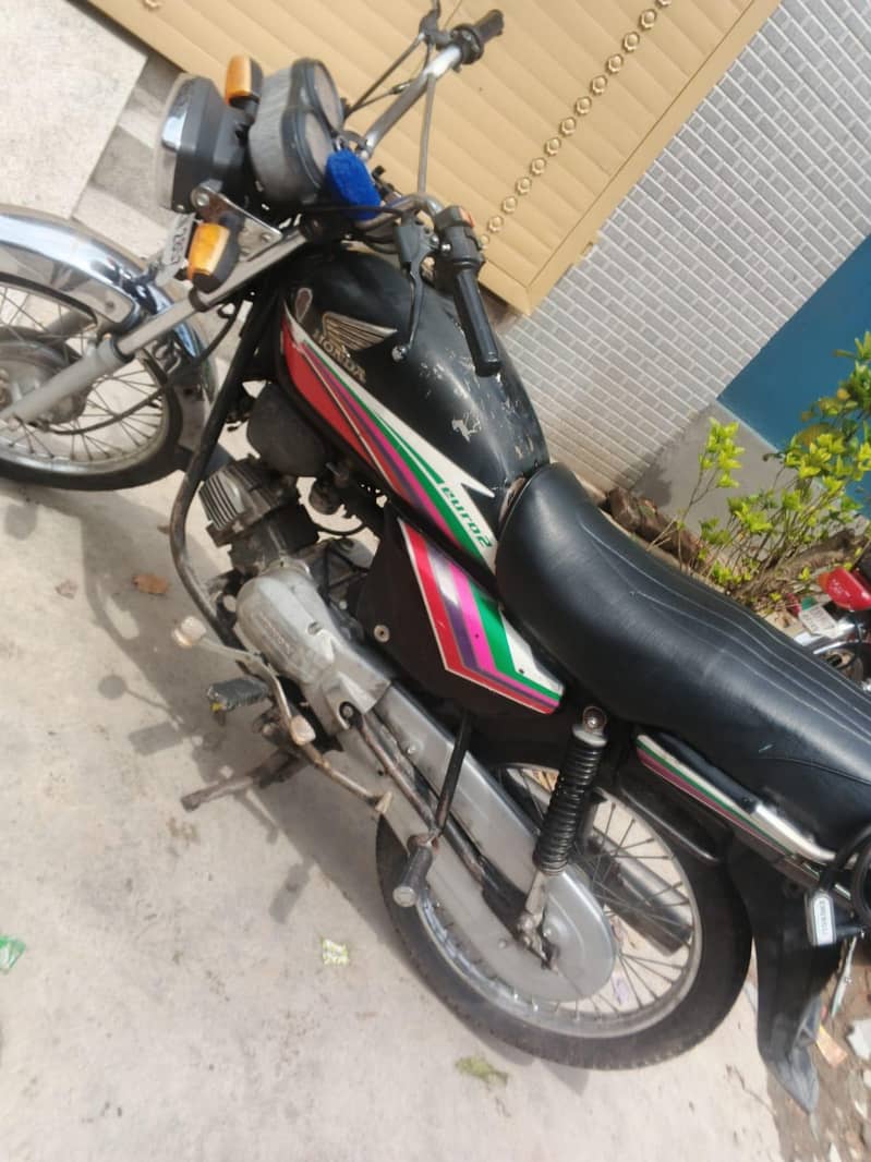 ہونڈا 100  لاہور نمبر ڈاکومنٹ س کلیئر بالکل اوکے بائک میں کوئی کام 1