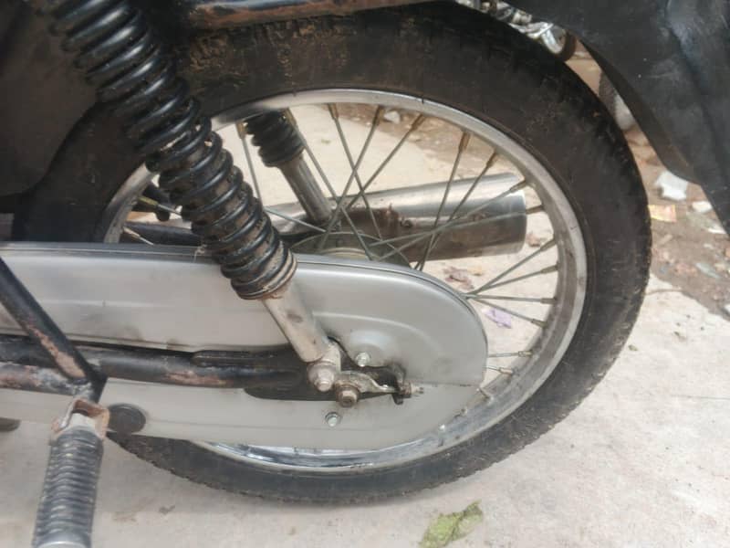 ہونڈا 100  لاہور نمبر ڈاکومنٹ س کلیئر بالکل اوکے بائک میں کوئی کام 3