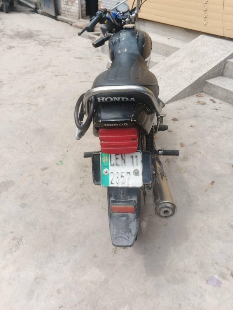 ہونڈا 100  لاہور نمبر ڈاکومنٹ س کلیئر بالکل اوکے بائک میں کوئی کام 4