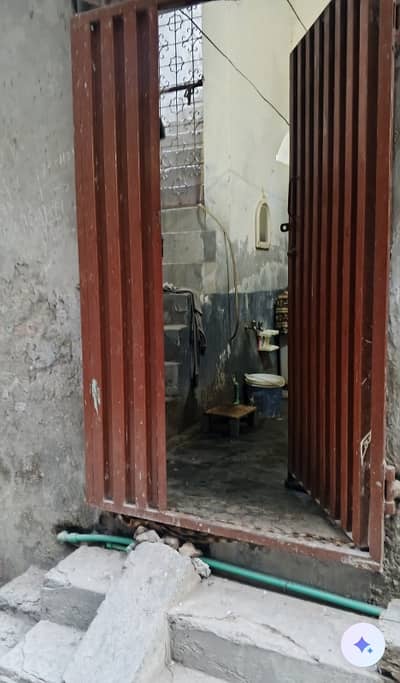 Pony 3 Marla Singal Stories OLD House For Sale. 12 feet size street.