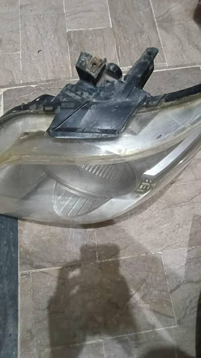 Honda City idsi variyo 2009 model hai front left headlight only. .