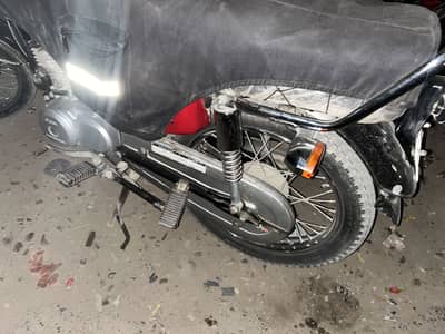 Honda 125 red colour