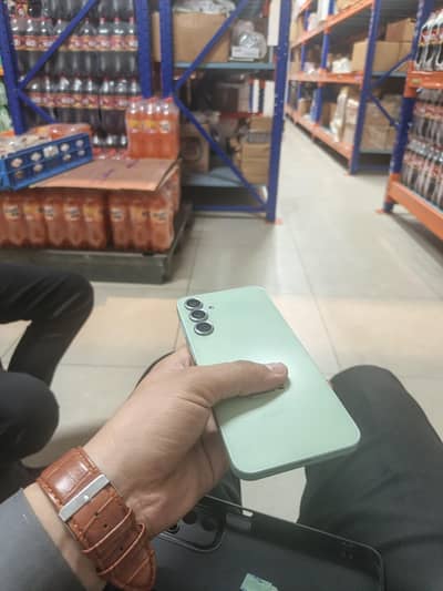 Samsung A16 one hand used without felling down on floor
