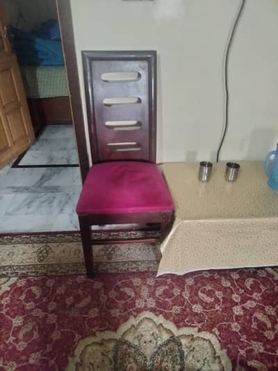 4 Wooden Dining Chairs – Strong & Comfortable – Good Condition