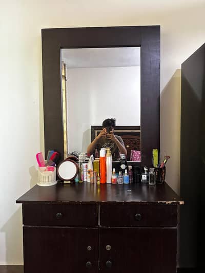 King size bed with side tabe with matras with dressing table