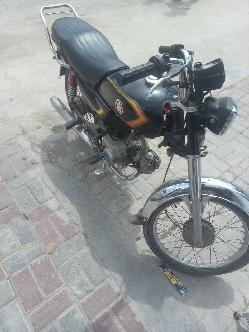 موٹر سائیکل ارجنٹ سیل کرنا ہے رابطہ نمبر 03499992792 2