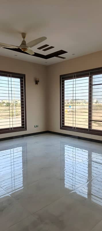 500sq Yd Luxury Villa FOR SALE. 2 Km From Entrance Of BTK. 6 Bed DDL 2 Kitchens