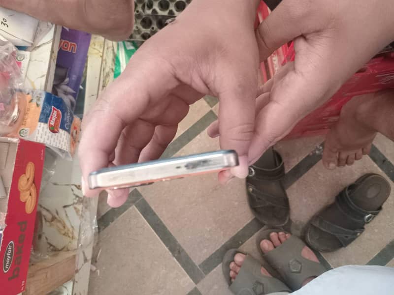 کیا یہ موبائل اب بھی دستیاب ہے۔ 3