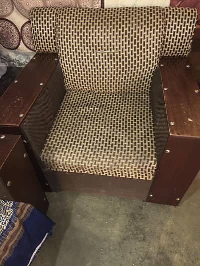 brand new Sofia set hai lekin itna use nahi hua