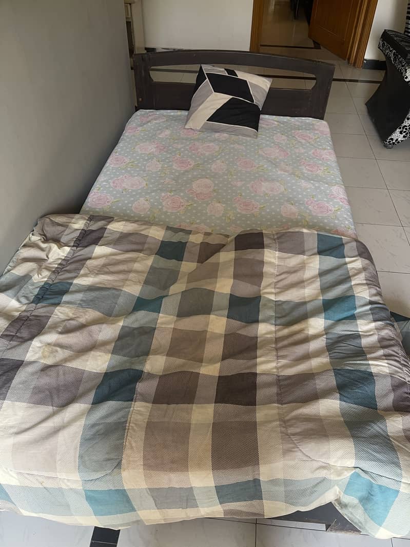 Complete bed set with dressing table 0