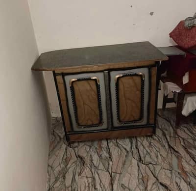 iron stand and 3 tables urgent sale