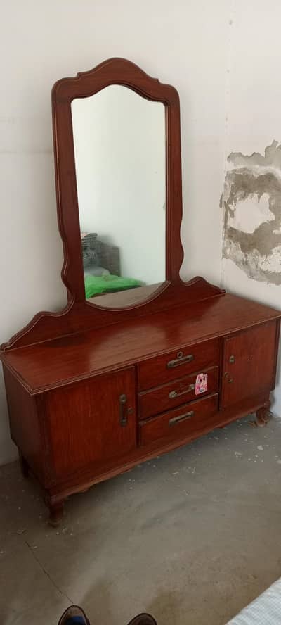 ایک عدد خوبصورت ڈریسنگ ٹیبل براۓ فروخت