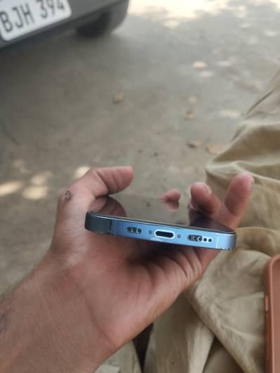 ifone13pro 10/10 condition phone and acchi quality ka charger