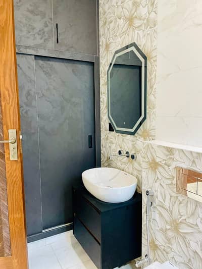 Prime Location 5 Marla House Ideally Situated In Central Park - Block E