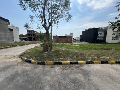 10 Marla Plot The Avenue-1, Adjusted to Mumtaz City