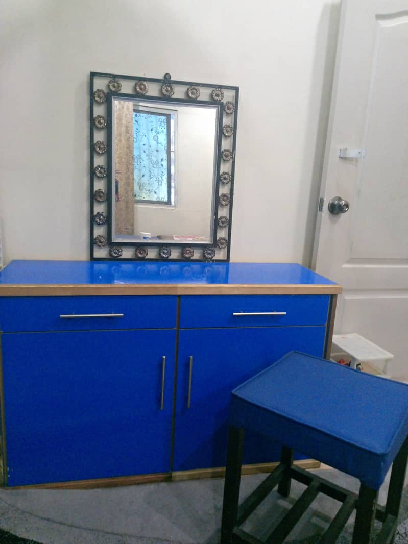 dressing table used and table 0