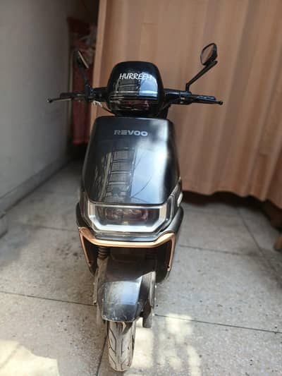 Revoo a12 electric scooty