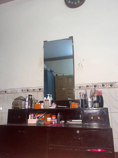 Dressing mirror table