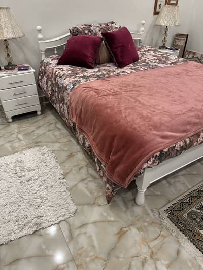 Double bed with side draws and a dressing table