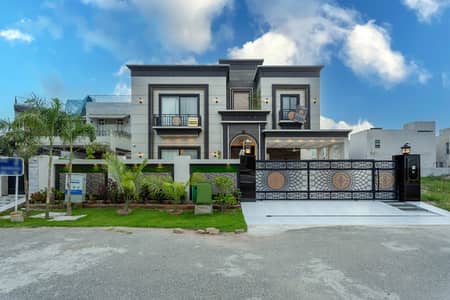 1-Kanal Contemporary Bungalow 5 Bedrooms, Elegant Double-Height Lobby