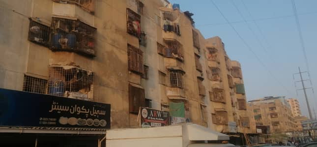 1st floor flat 200 Feet Road Facing Vip excellent condition kda lease project