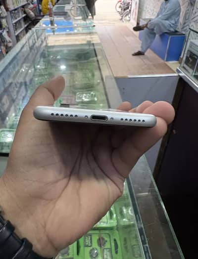 Iphone Se 2020 white color mint condition