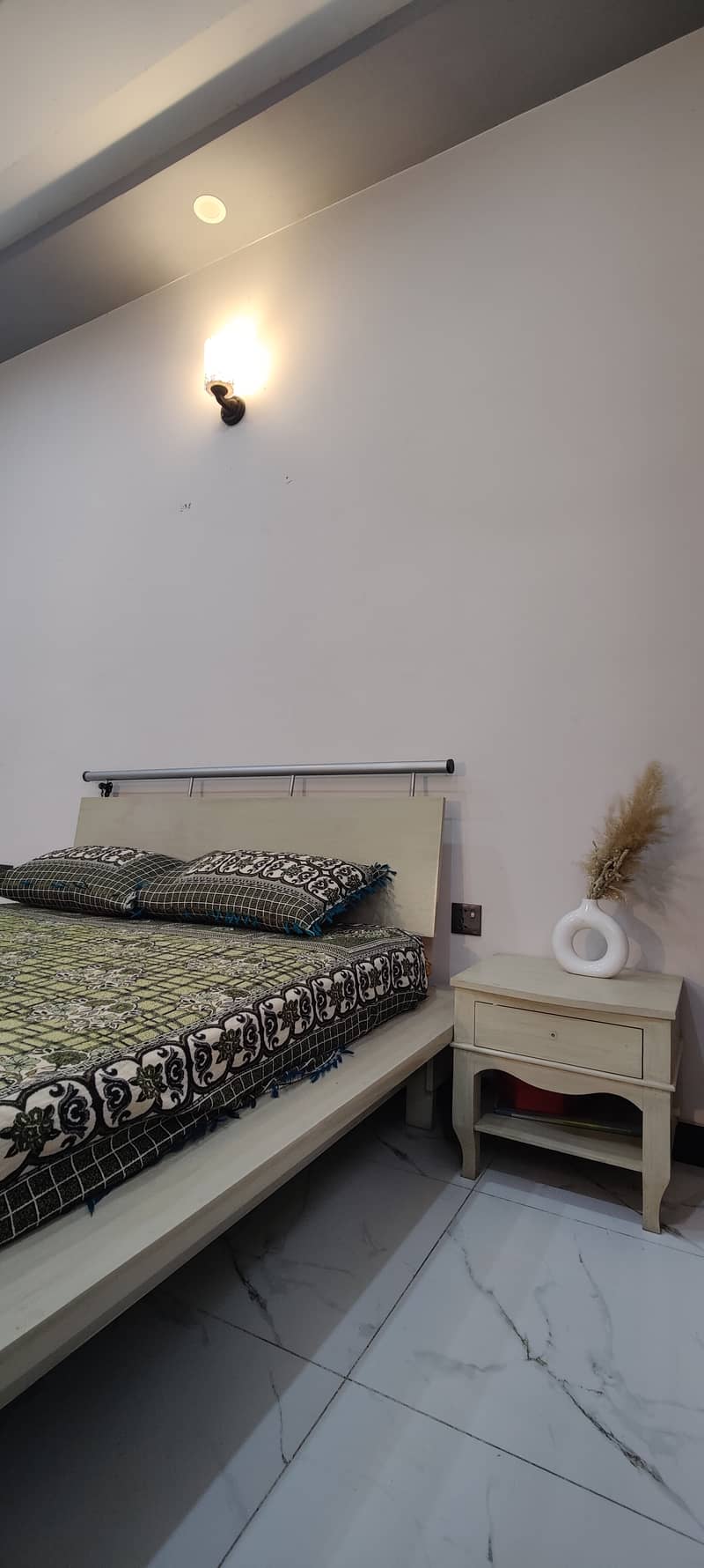 Queen size bed & dressing 1