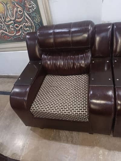 Sofa set 6 seater is for Urgently sale